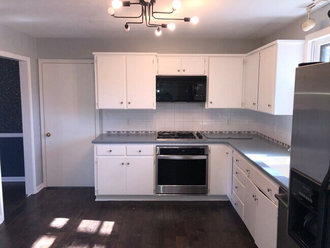 Building Photo - Charming single-level ranch home offers 4 bedrooms and 2 bathrooms in Brentwood