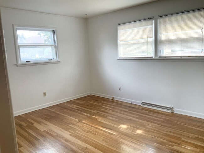 Building Photo - Spacious Four Bedroom Near Memorial Rose G...