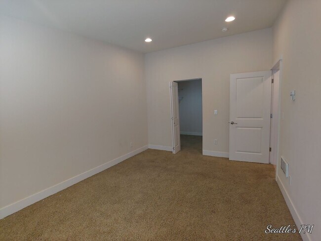 Building Photo - Beatiful Top Floor Condo-Close to Light Rail