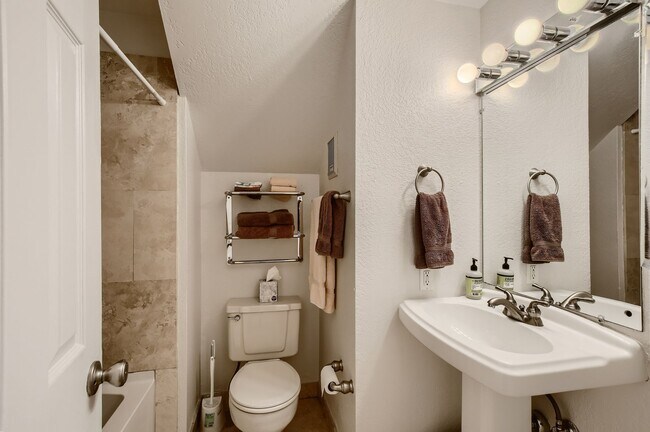 Building Photo - Lovely Pearl St. Condo 1 BDR/1 BA Downtown Boulder