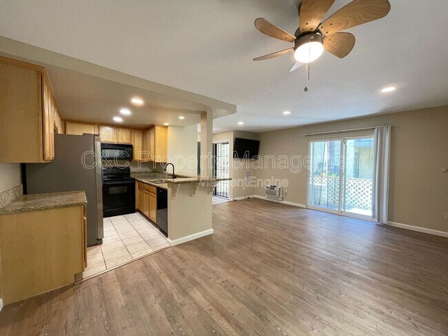 Building Photo - 4013 Oakcrest Dr