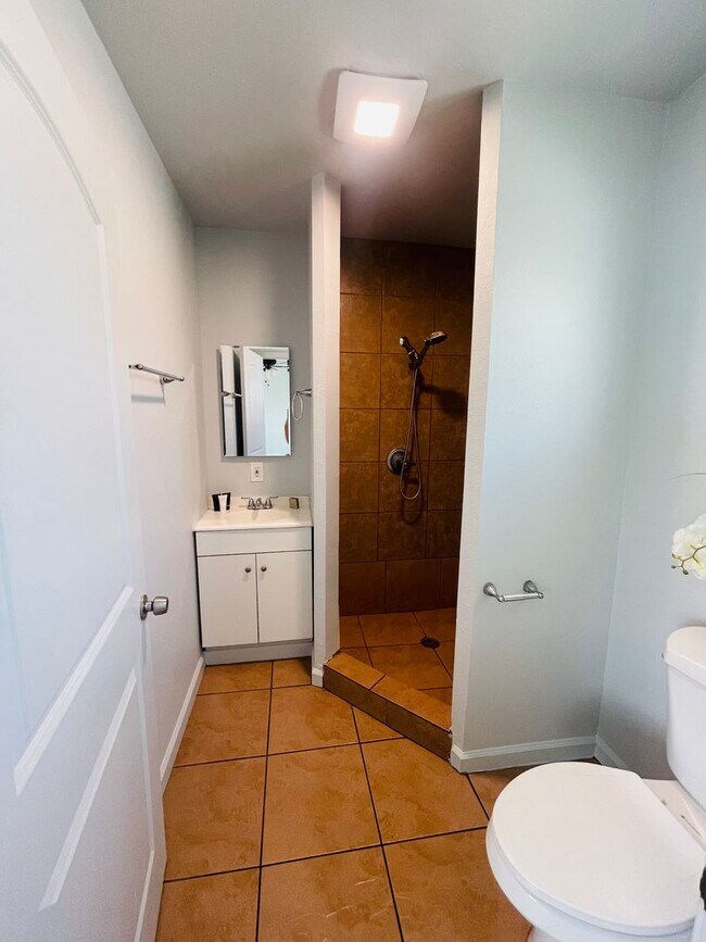 Building Photo - 3-bedroom, 2-bath home move-in ready