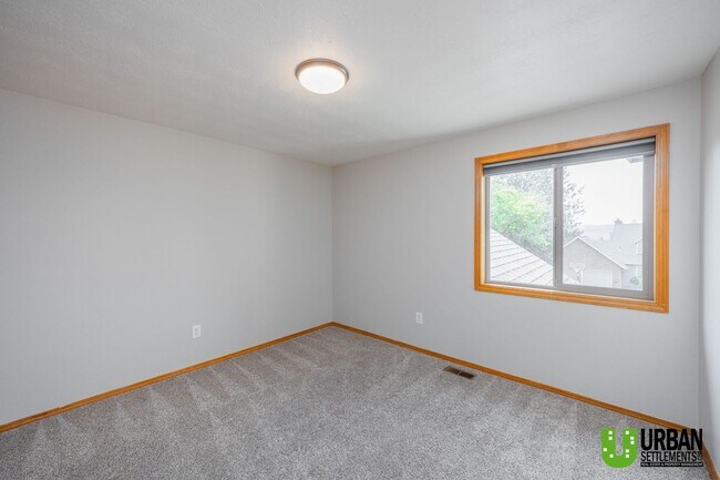Building Photo - Spacious 4 bedroom and 3 bathroom house fo...