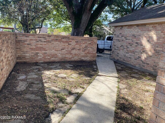 Building Photo - 32 Audubon Oaks Blvd