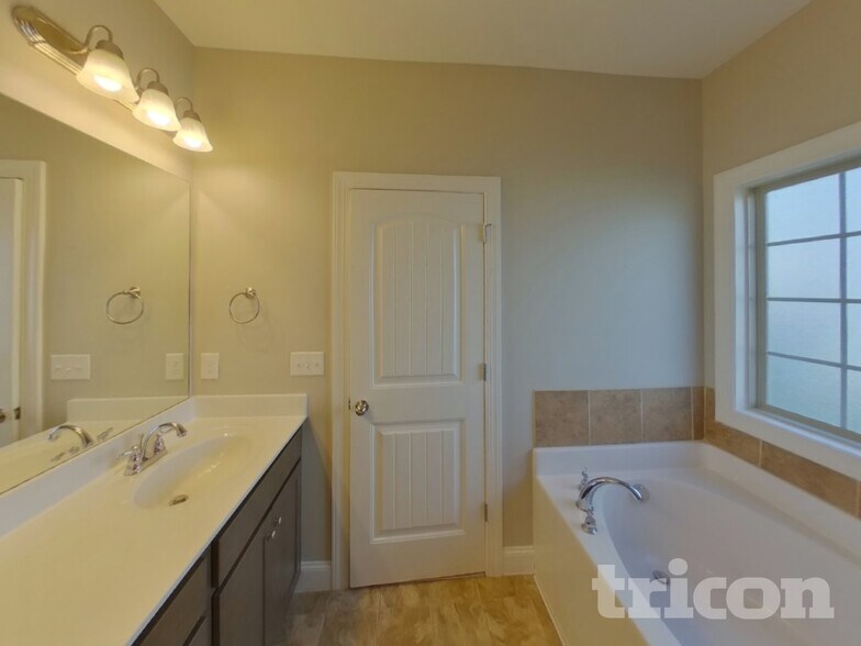 Building Photo - 5105 Cloverhill Dr