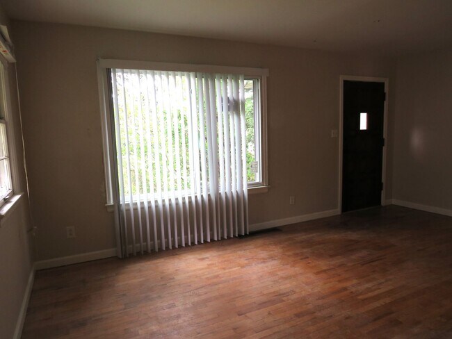 Building Photo - 3 Bedroom / 1.5 Bathroom Home in Convenien...