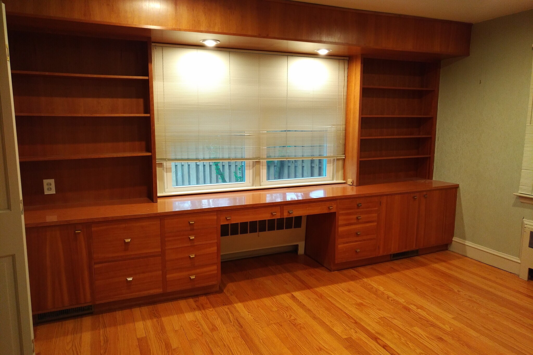 Bedroom with built in desk/storage - 40 Brookway Rd