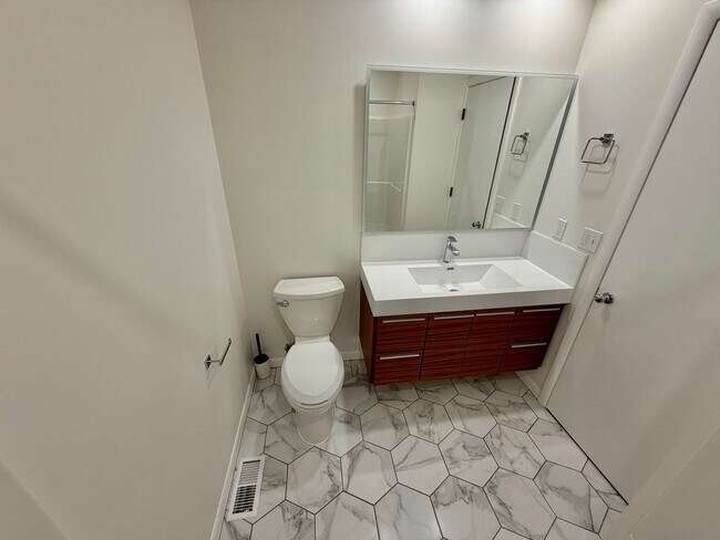 Building Photo - Spacious, Remodeled 5bd/3bath Cherry Park Home with Large Fenced Garden and Finished Basement