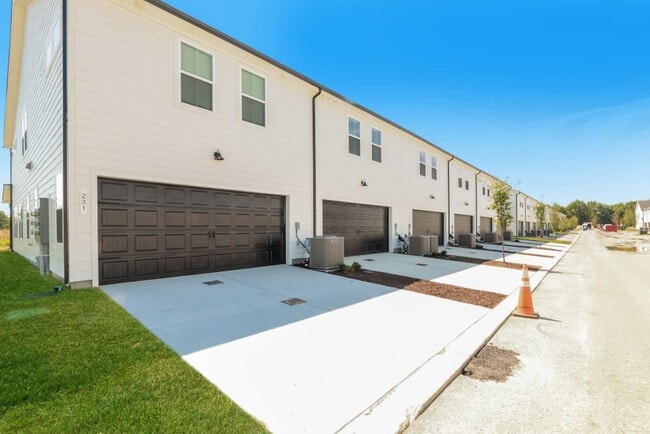 Building Photo - 221 River Rock Dr