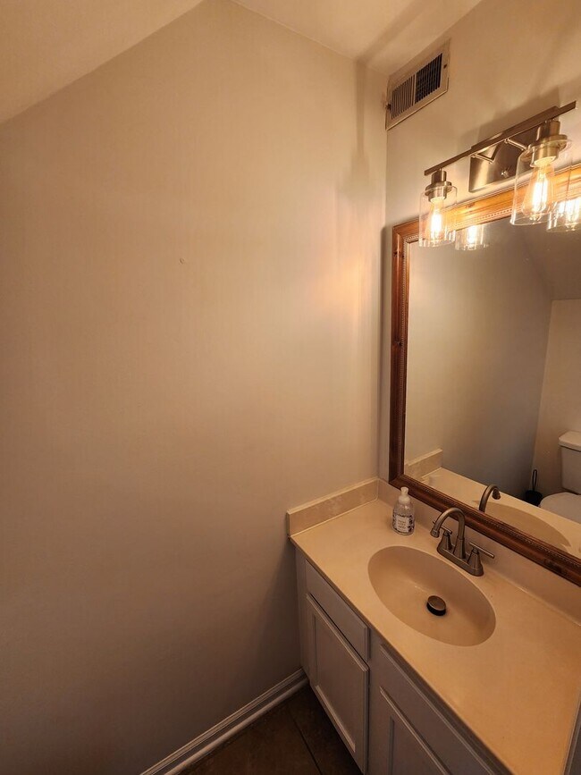 Building Photo - Canterbury Townhomes
