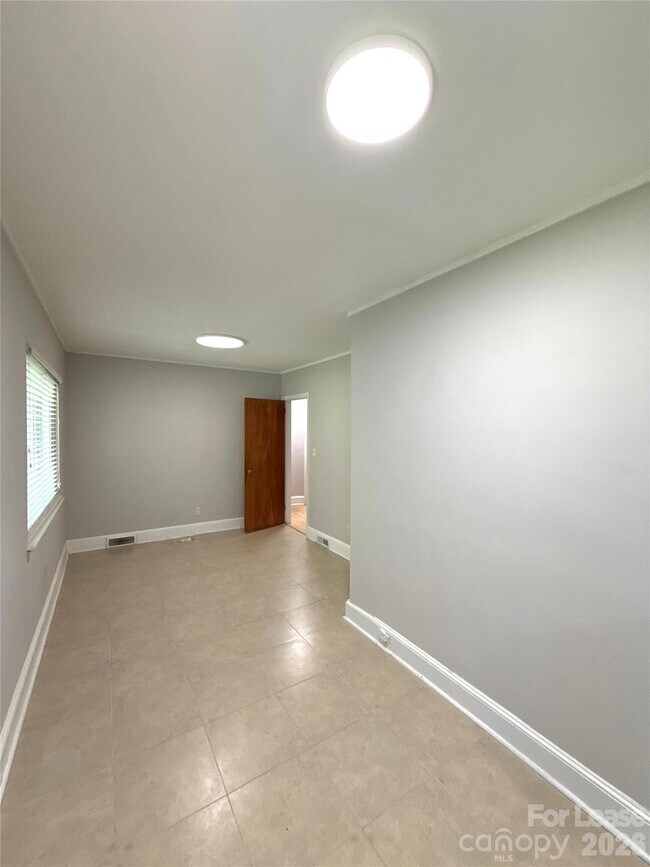 Building Photo - 932 Hickory Nut St
