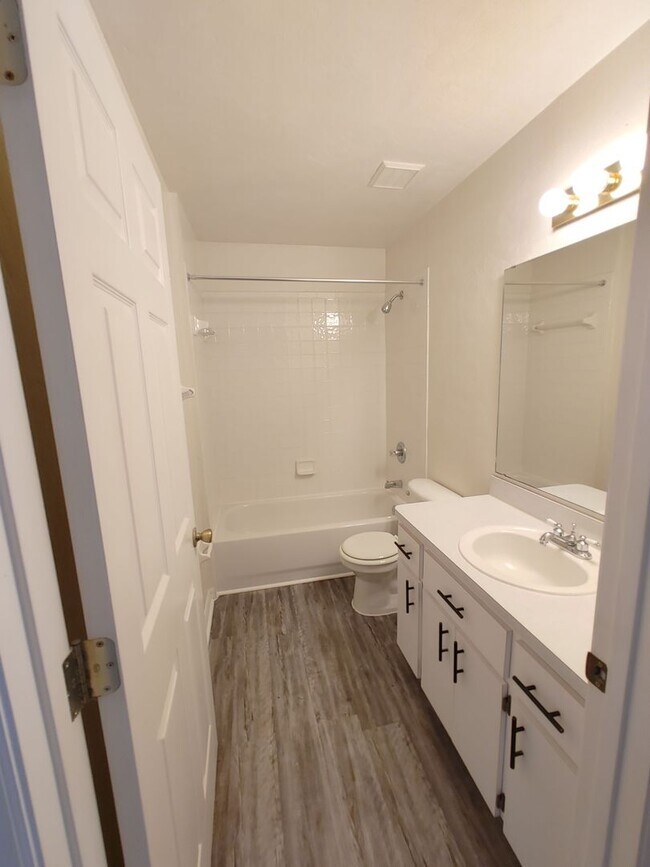 Building Photo - *RENT SPECIAL $100 OFF RENT NEW PRICE $195...
