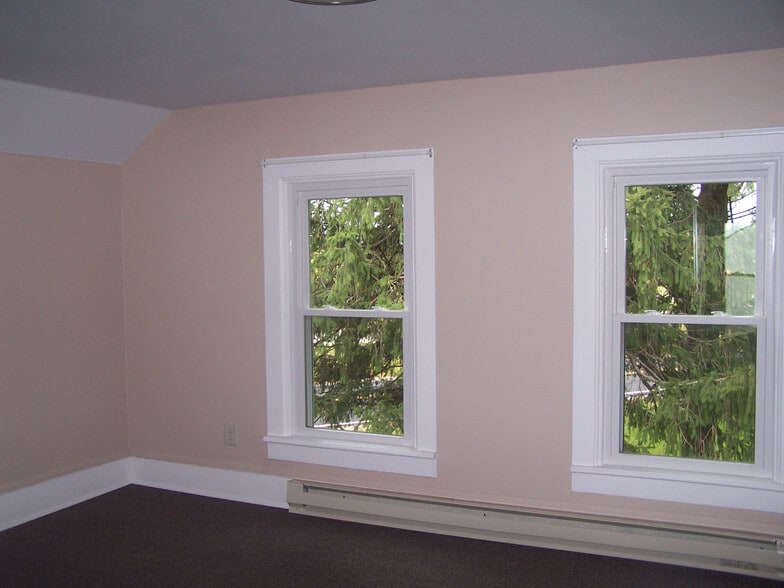 Large Upstairs Bedroom - 38545 County Road 104