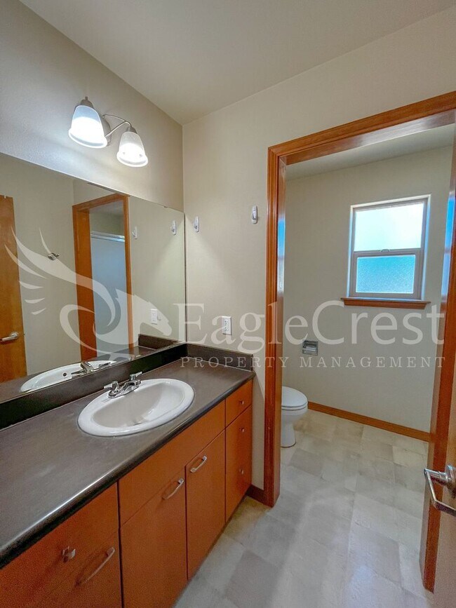 Building Photo - Large 6-Bedroom Whitman Neighborhood House; *Half Off 2nd Month Rent*