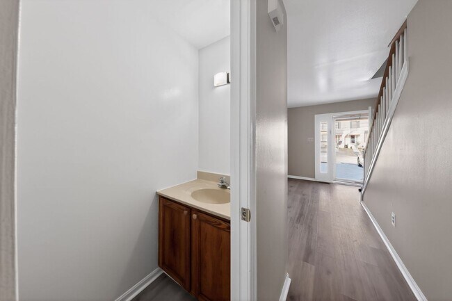 Building Photo - Newly Refinished 2 Bedroom Townhome