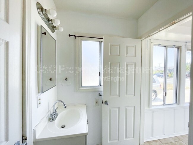 Building Photo - 105 W Curtis St