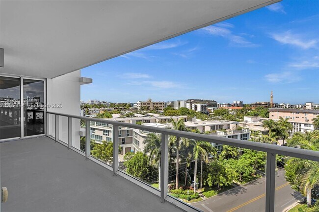 Building Photo - 9901 E Bay Harbor Dr