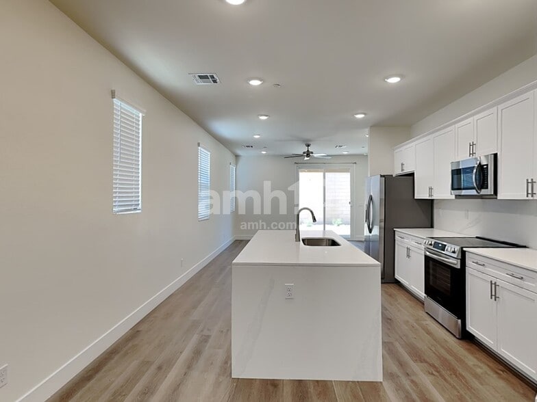 Building Photo - 533 Sacred Lotus Pl