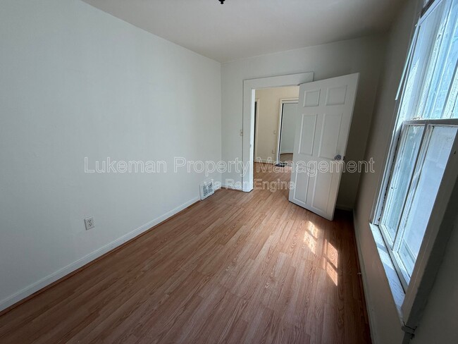 Building Photo - 932 S Park St