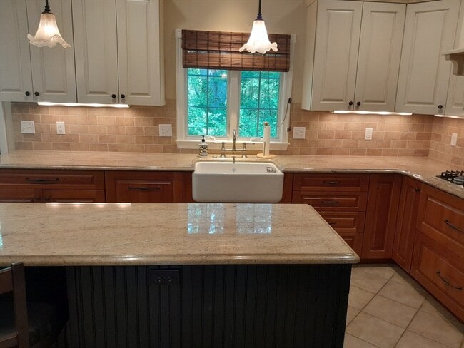 Building Photo - 373 Littlefield Ln