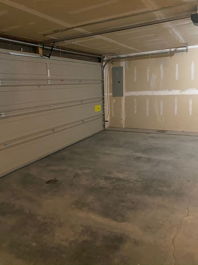 Building Photo - 3 BEDROOM | 2 BATH | DOUBLE GARAGE | WEST