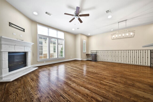 Building Photo - 902 W 23rd St