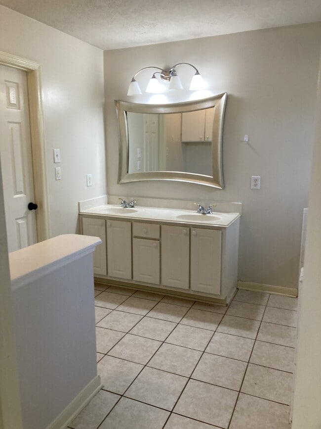Building Photo - 8634 Westcove Cir