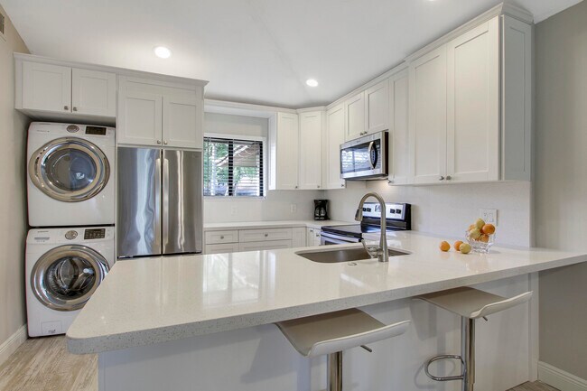 Building Photo - 909 Club Dr