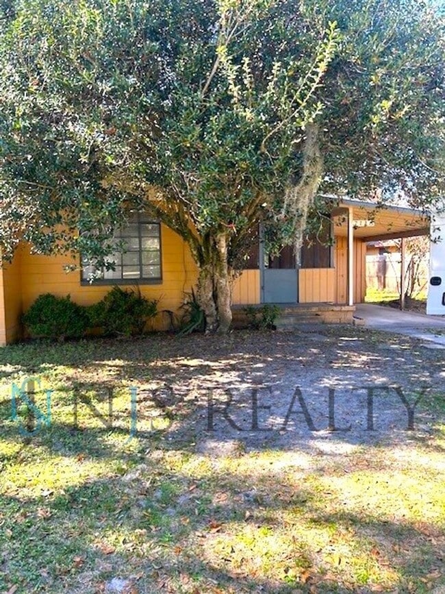 Building Photo - BEAUTIFULLY UPDATED 3/1 889sq ft home. with upgraded kitchen & bath & covered parking!!