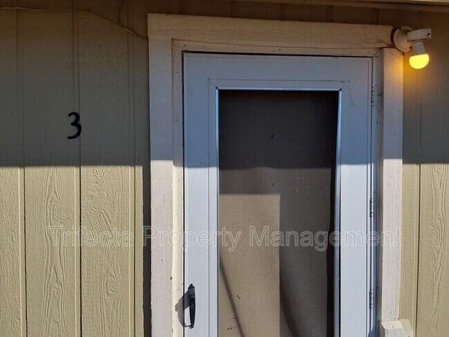 Building Photo - 417 N Hollywood St
