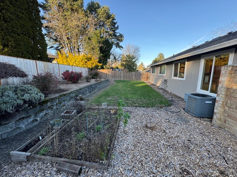 Building Photo - 9775 SW Robbins Dr