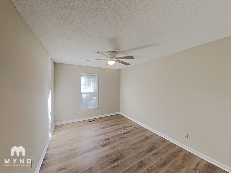Building Photo - 4521 Aviemore Crescent
