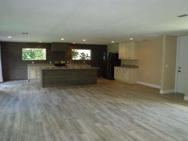 Building Photo - 652 Pelican Bay Dr