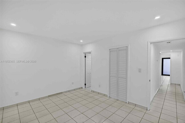 Building Photo - 524 NE 160th Terrace