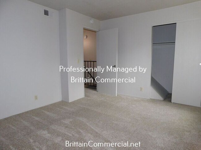 Building Photo - Spacious 2 Bedroom 1.5 Bath Townhouse Apar...