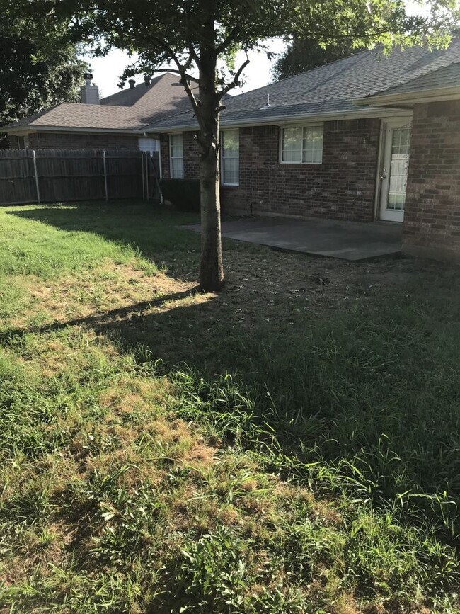Building Photo - 4 bed 1.5 miles from OU Campus available f...
