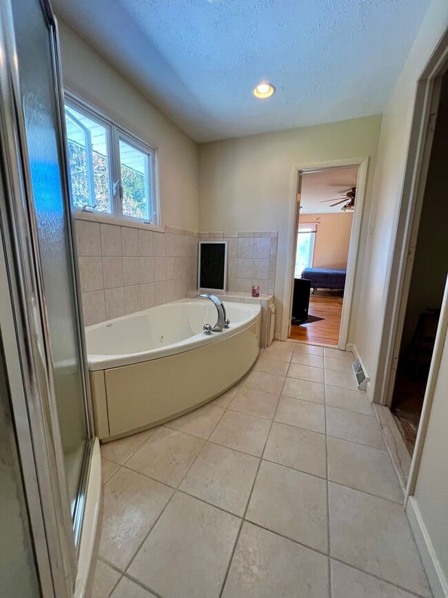 Building Photo - Stunning 4-Bedroom Single Family Home in Wyncote! Available NOW!