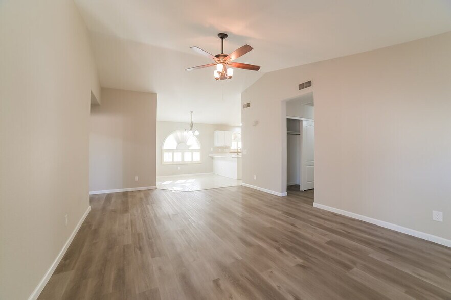 Building Photo - 15345 W Lea Ln