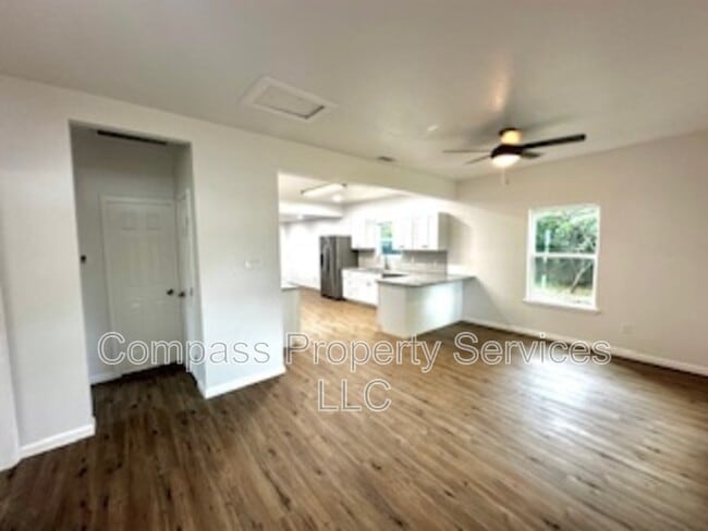 Building Photo - 300 N Oak Dr