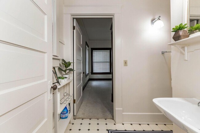 Building Photo - Charming Home - Close to Fort Riley