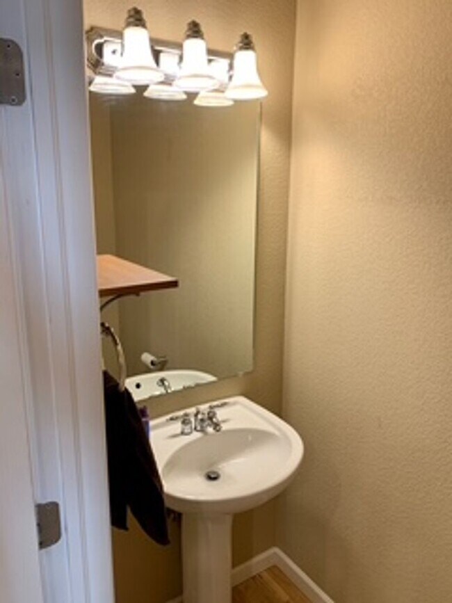 Building Photo - Downtown Executive Fully Furnished 2 Bed, 4 Bath Townhouse