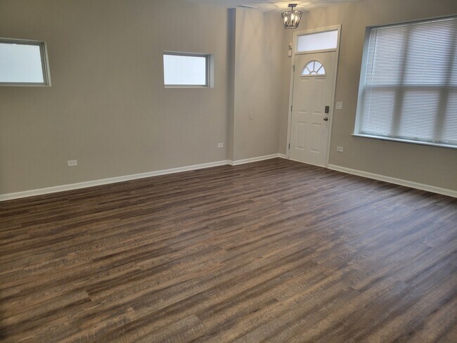 Building Photo - 817 S Kedzie Ave