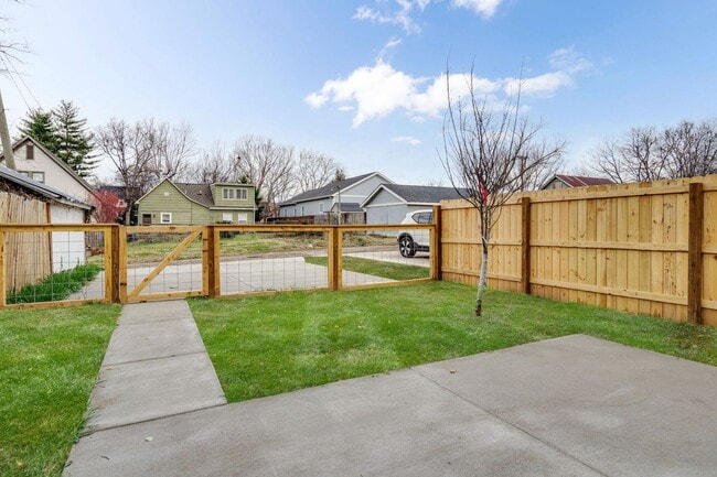 Building Photo - Stunning 3BE/2.5BA in the SHELBY PARK area! Easy DOWNTOWN access!