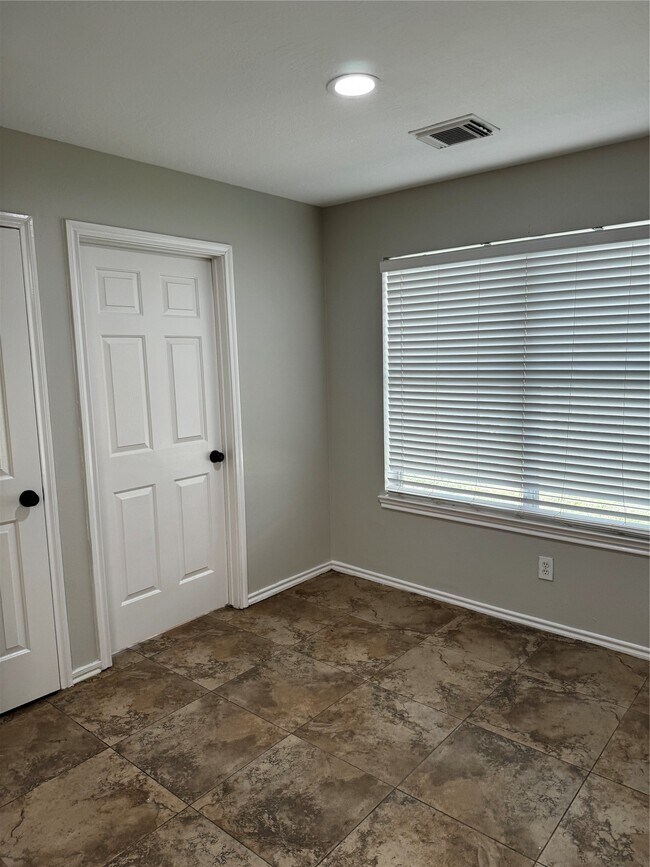 Building Photo - 18614 Timbers Dr