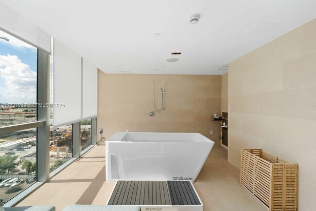 Building Photo - 900 Biscayne Blvd