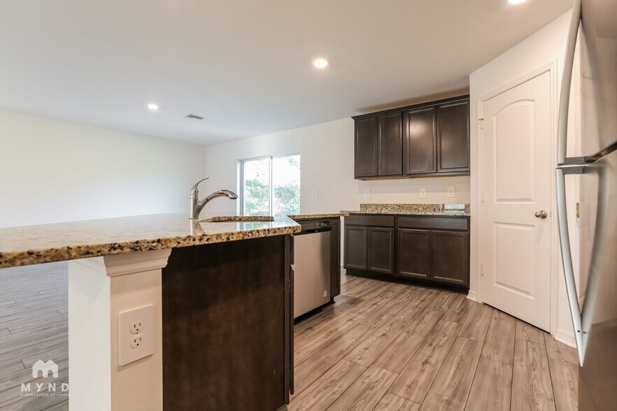 Building Photo - 5725 Centro Ave