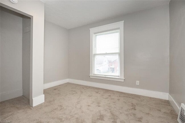 Building Photo - 5614 Drake Ave