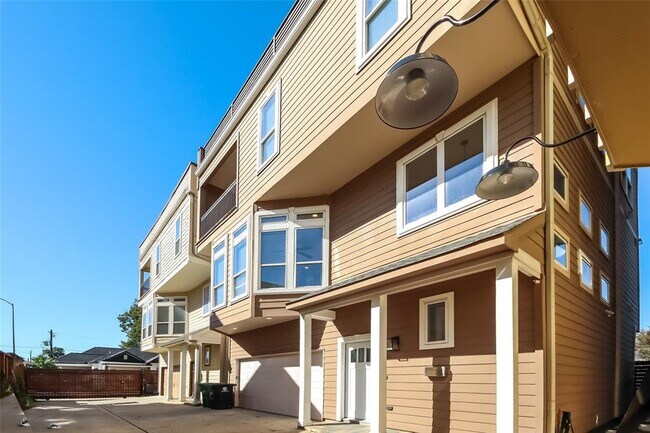 Building Photo - 306 Enid St