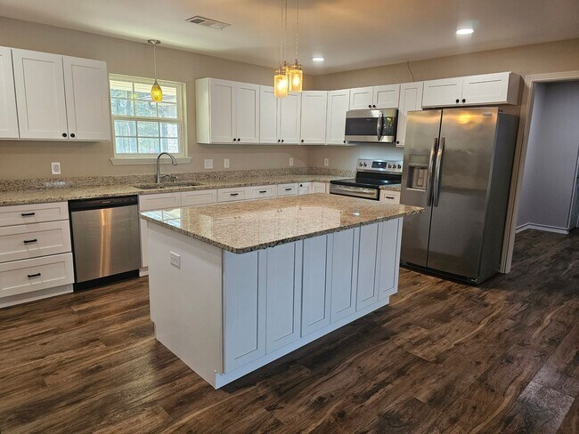 Building Photo - Beautiful 3 Bed 2 Bath Home on 2.5 Acres f...