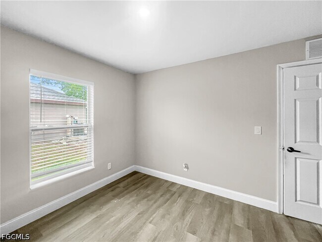 Building Photo - 3309 10th St W